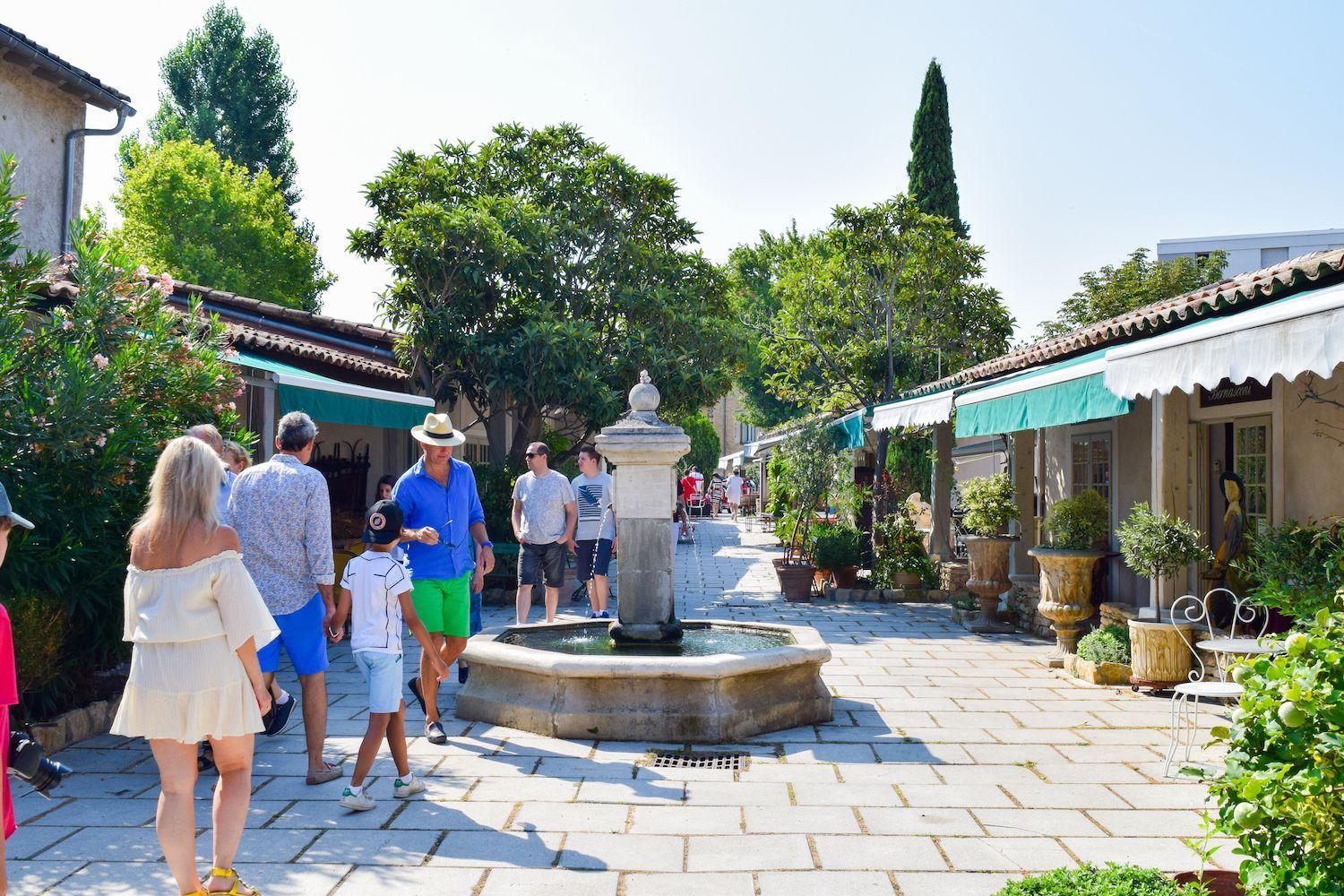 Antique Alleyway L'Isle Sur La Sorgue Market