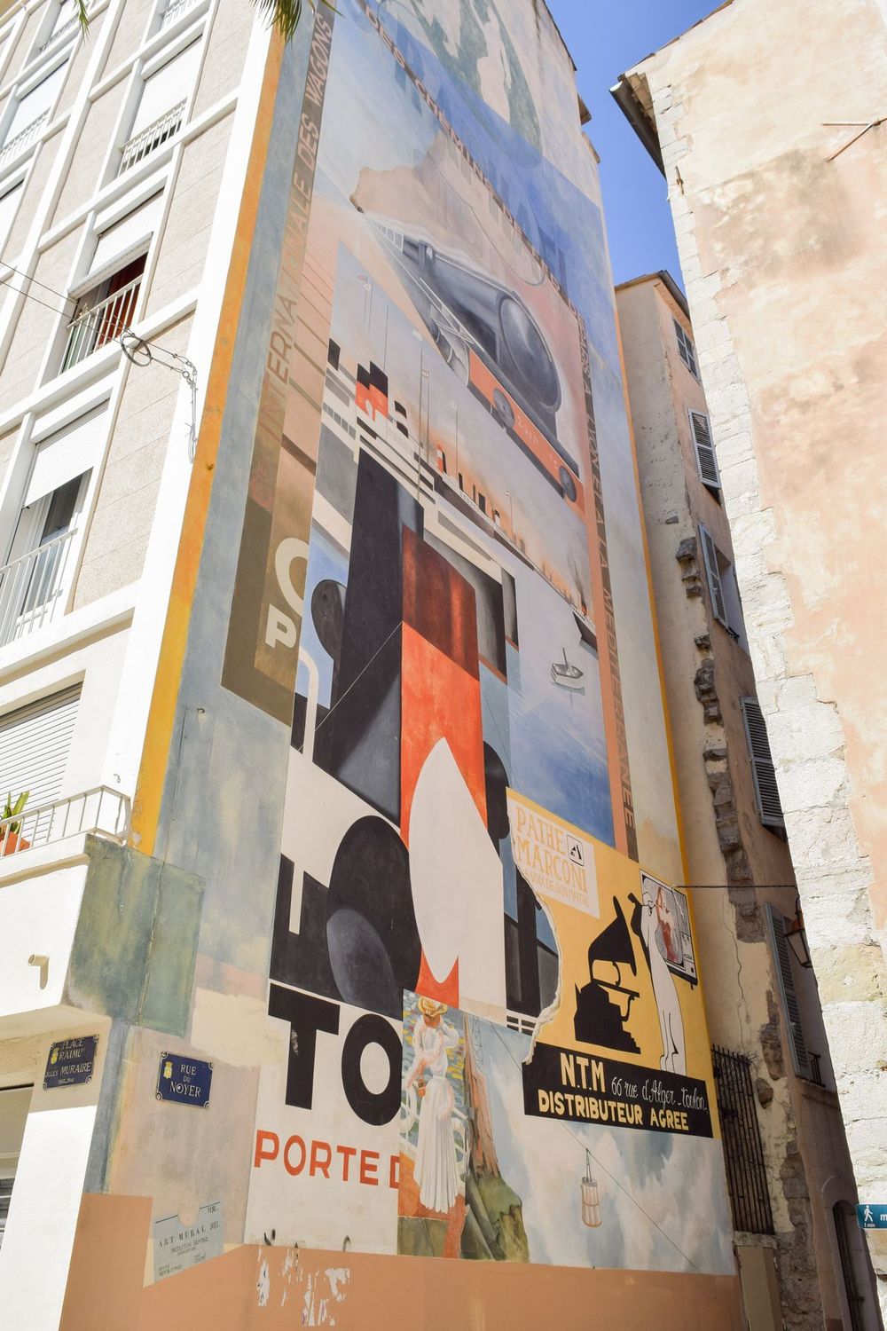 Enormous wall mural in Old Town Toulon, France