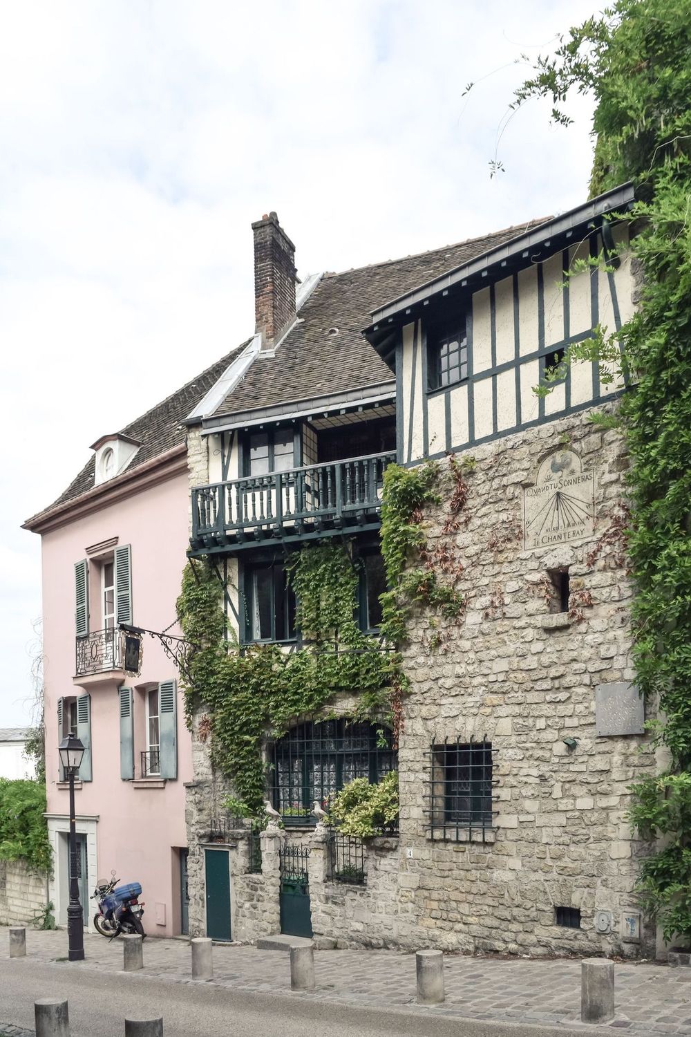 La Maison Rose: the Pink House in picture perfect Montmartre