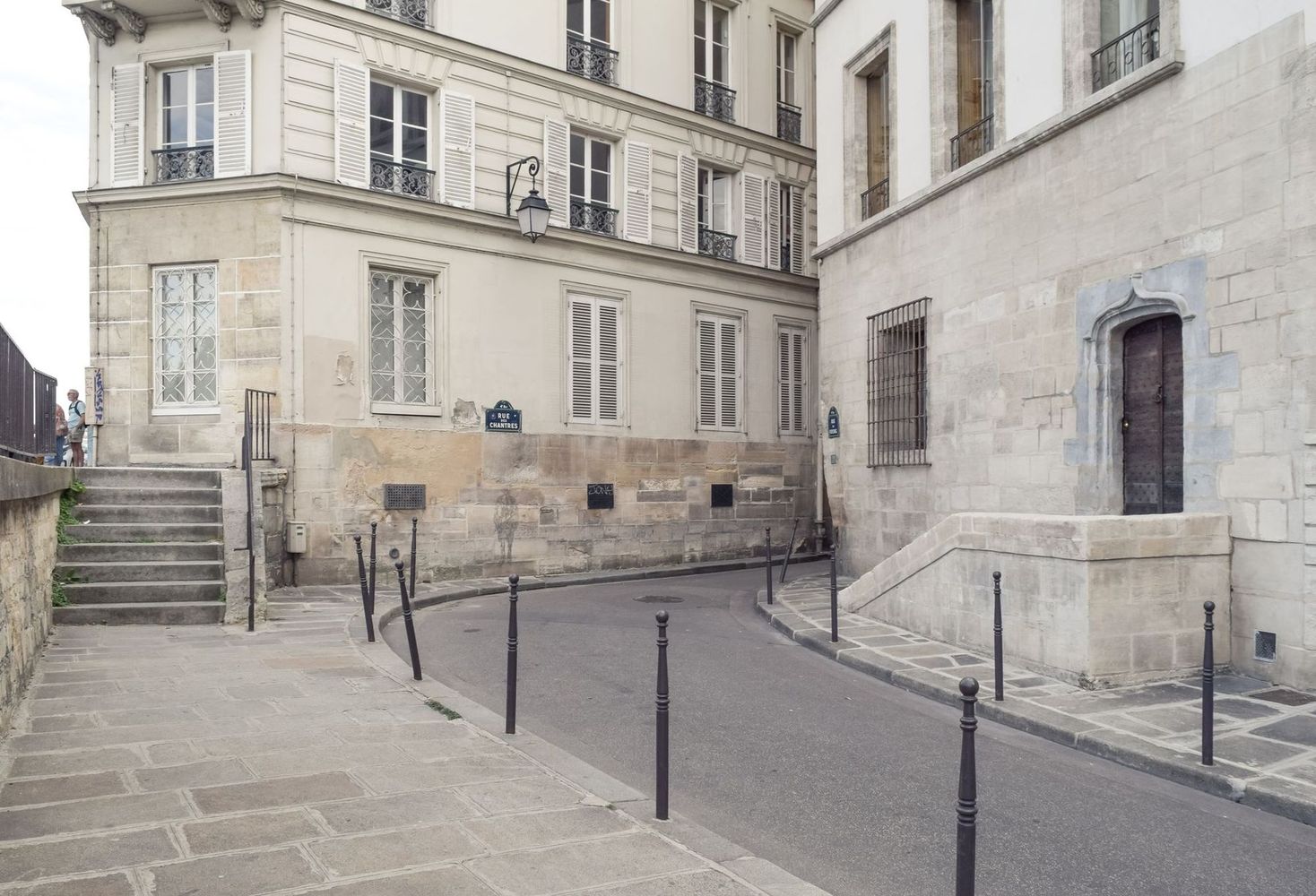 Curving road on Île de la Cité, Paris