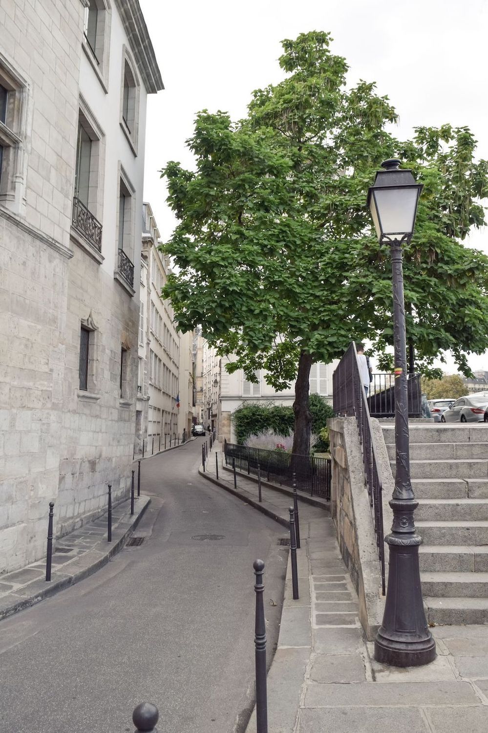 Winding road on Île de la Cité, Paris