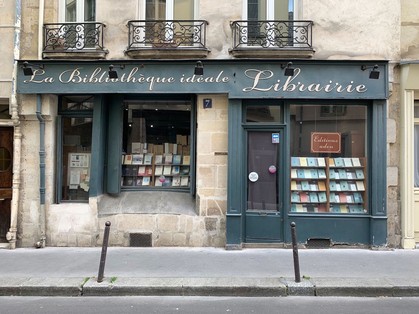 La Bibliotheque idéale Bookshop Librairie in Paris 5th