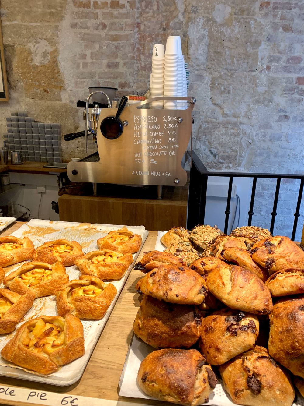Circus Bakery Paris specialty coffee and cinnamon buns on the left bank