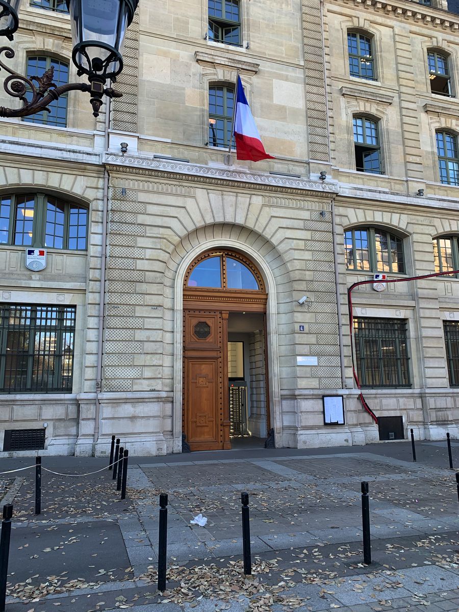 How to Pick Up a Carte de Séjour From the Paris Préfecture