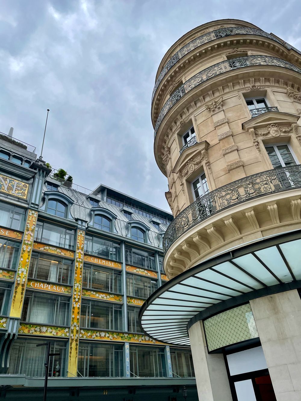 Paris Queue In Front Of La Samaritaine Store For The Reopening