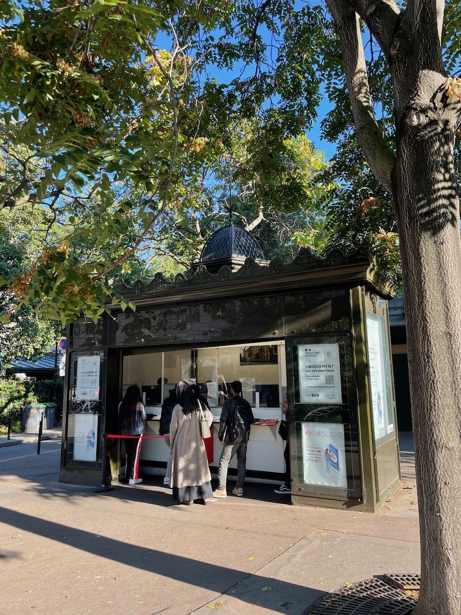 Support Kiosk for Foreigners Installed in Front of the Paris Prefecture_IMG_6440