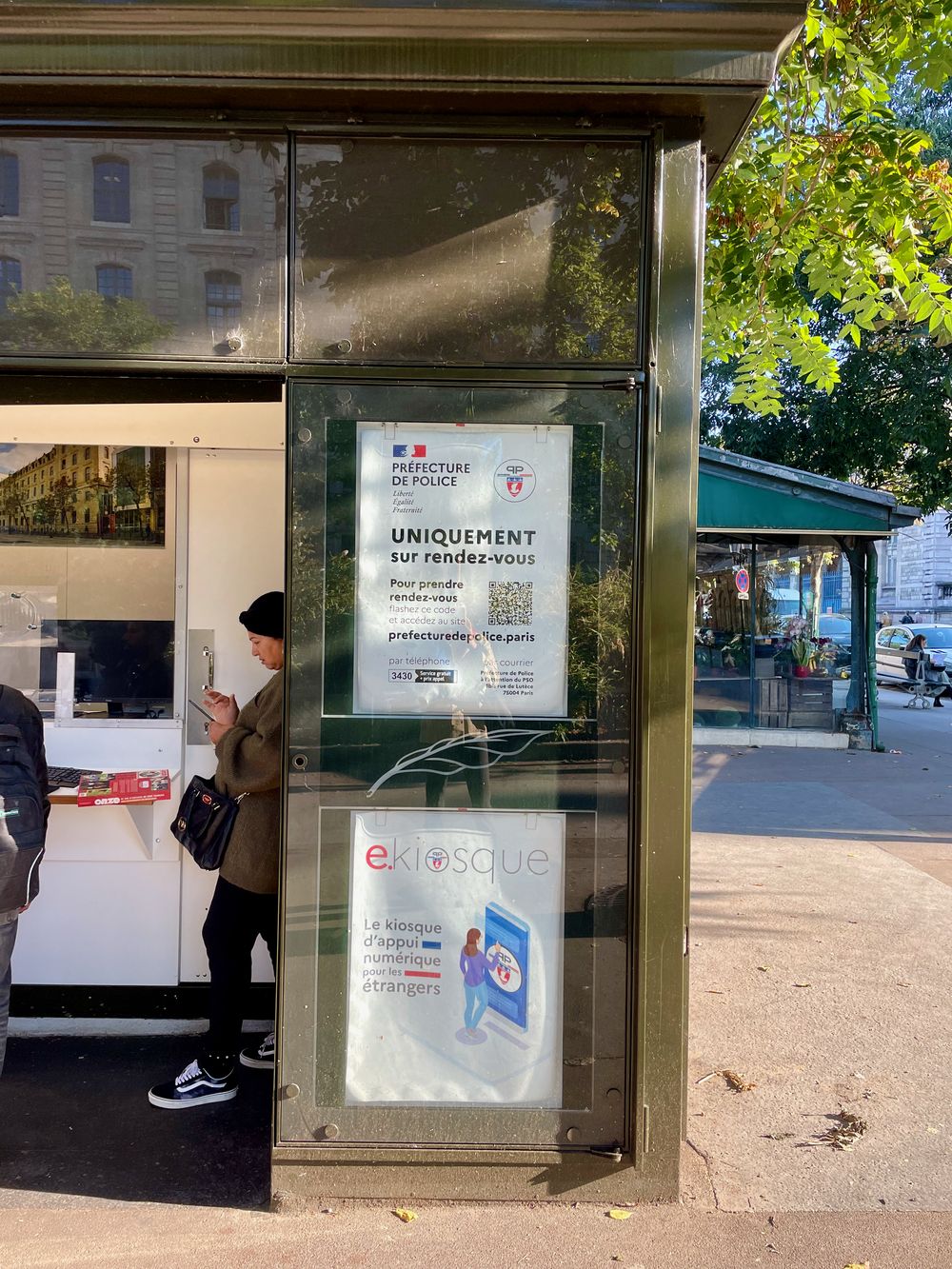 Support Kiosk for Foreigners in Front of the Paris Prefecture_IMG_6439