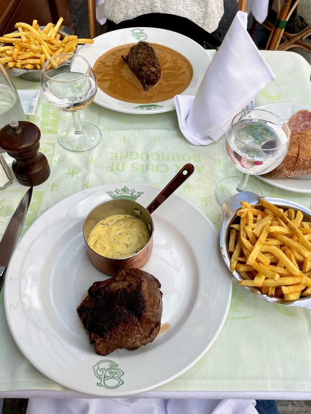 Aux Crus de Bourgogne restaurant steak bearnaise fries Paris IMG_4141