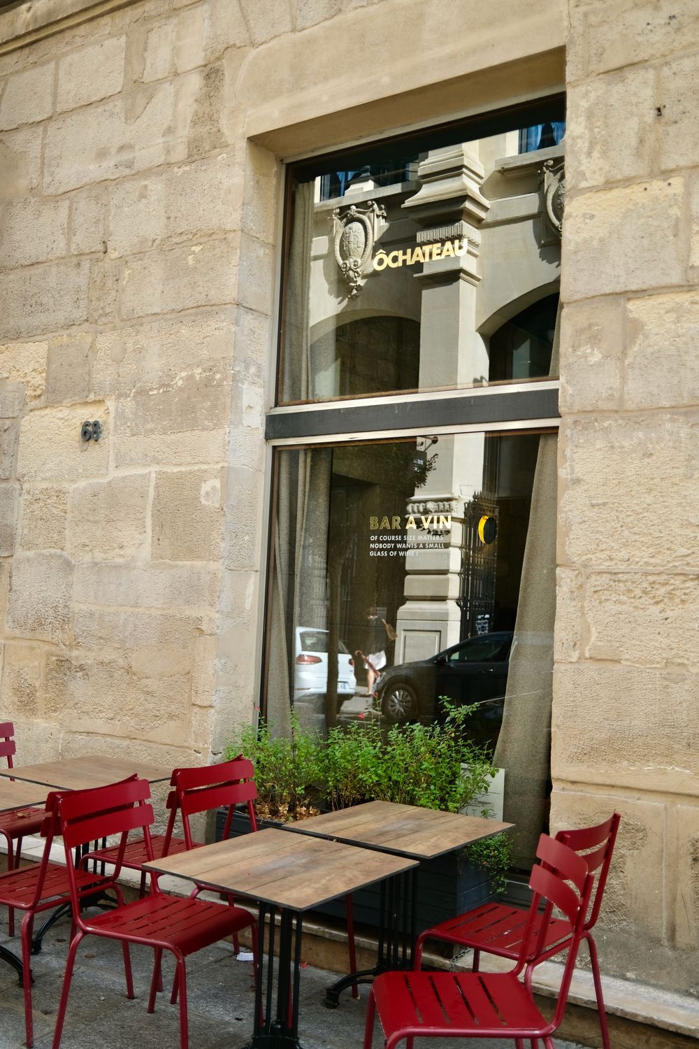 O Chateau – a Trendy Wine Bar in Paris