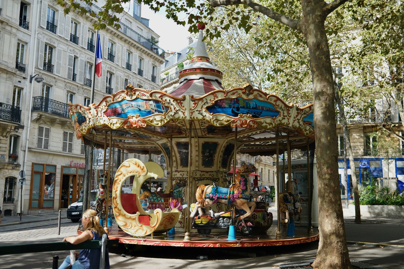 Rue des Martyrs Carousel_DSCF4131