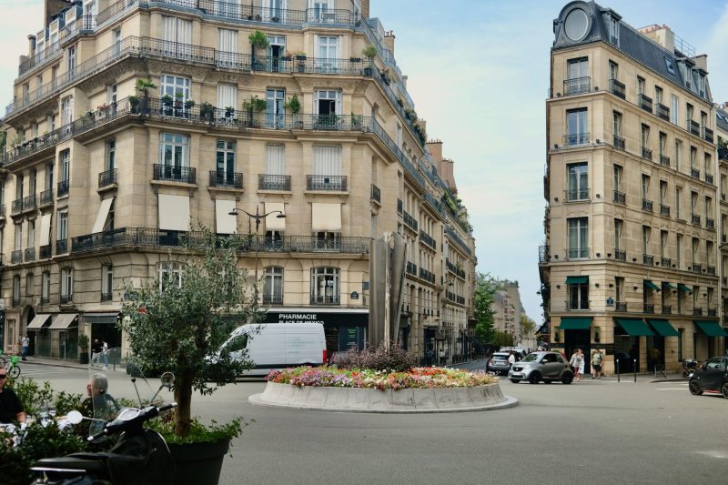 Place de Mexico: a lively plaza in an elegant area of Paris