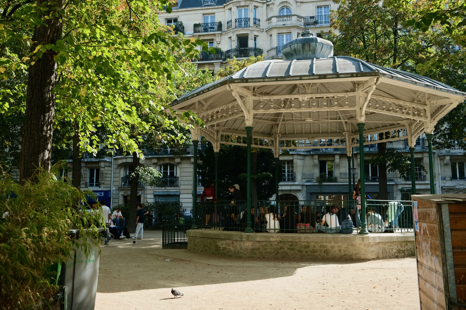 Square Trousseau: a charming park in the 12th, a residential area of Paris